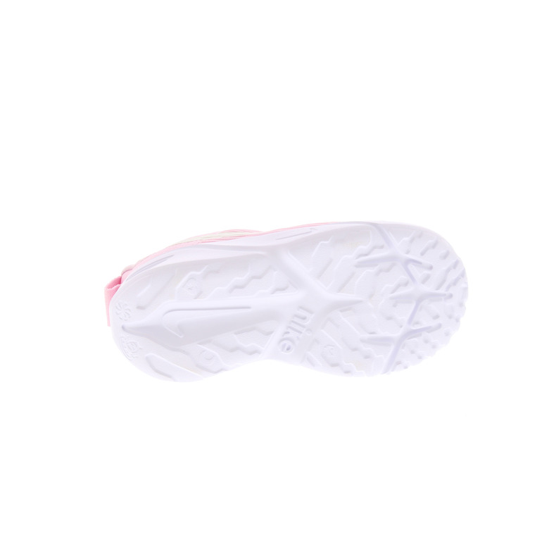 Nike sneakers rose 5